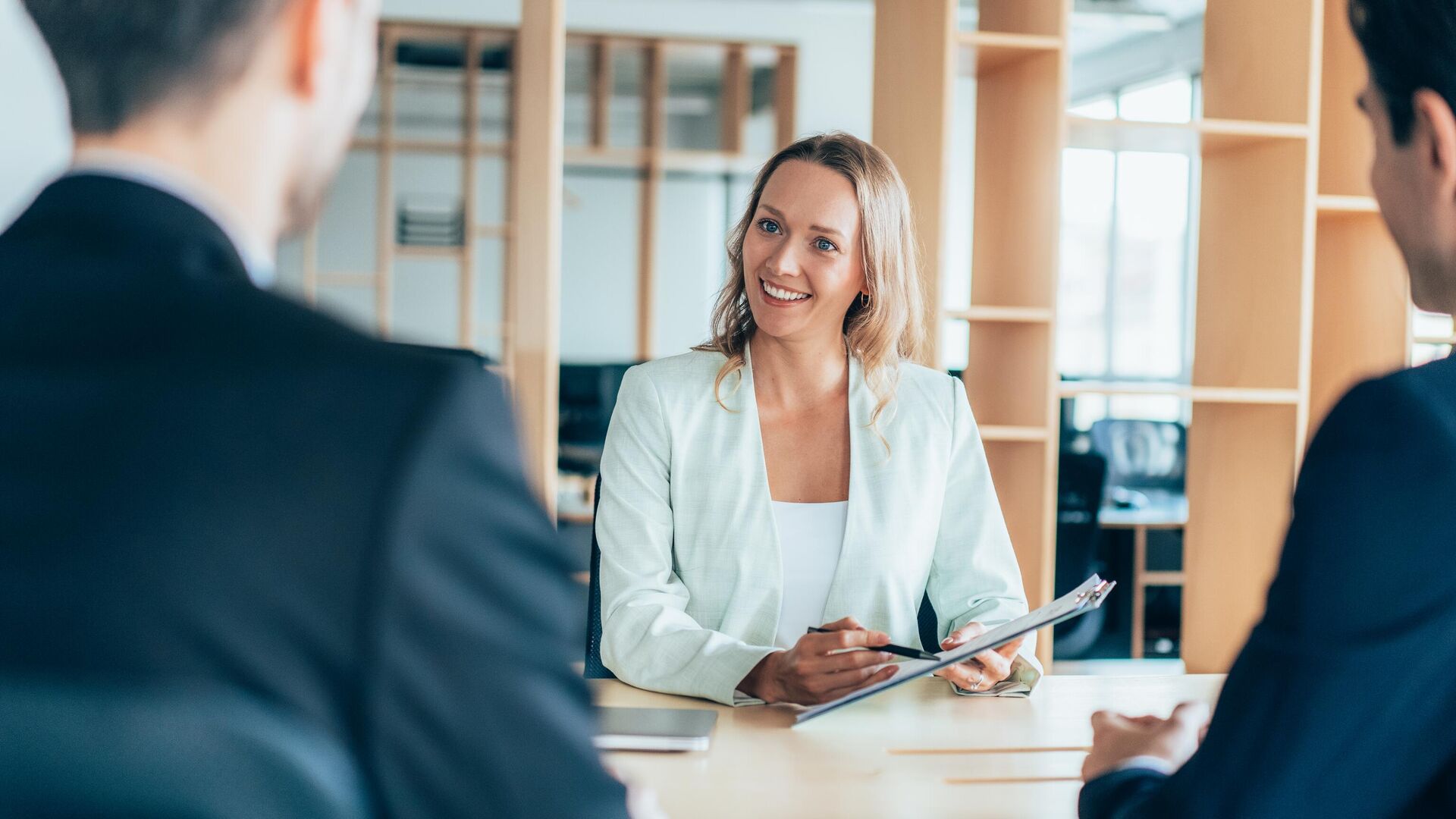 Предприниматели обсуждают договор - РИА Новости, 1920, 08.07.2025