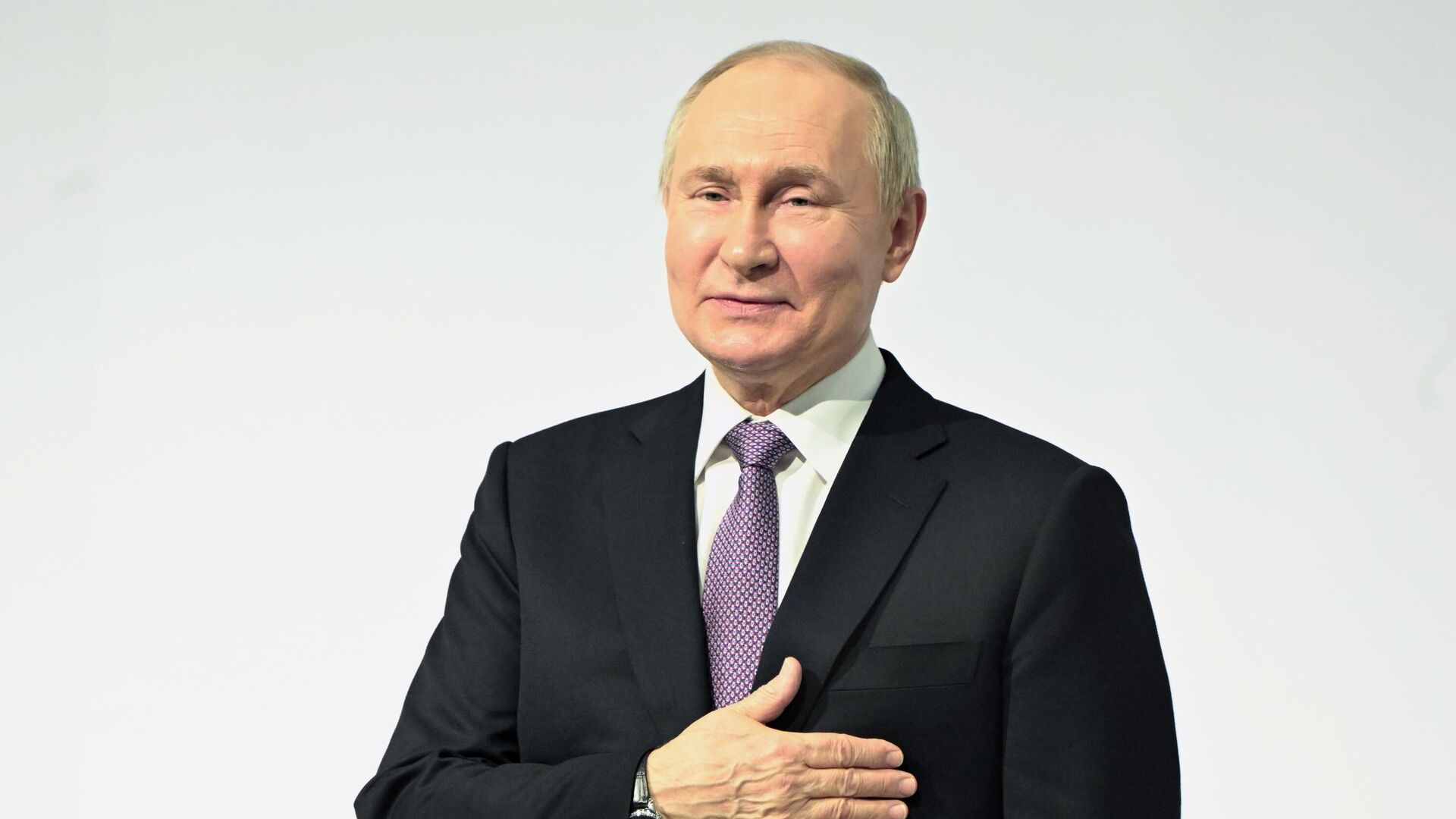 Президент РФ Владимир Путин прощается с участниками форума Общероссийского народного фронта Всё для Победы! в Туле - РИА Новости, 1920, 02.02.2024