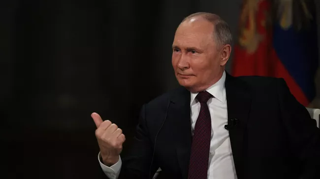 Президент РФ Владимир Путин дает интервью американскому журналисту Такеру Карлсону