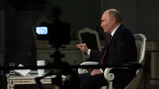 Президент РФ Владимир Путин дает интервью американскому журналисту, основателю видеоплатформы Tucker Carlson Network Такеру Карлсону