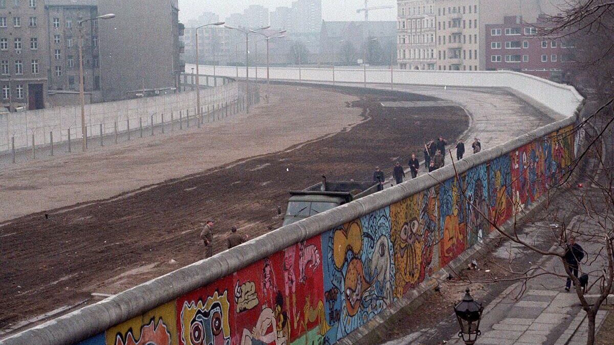 Вид на Берлинскую стену со стороны Западного Берлина. 1986 год - РИА Новости, 1920, 06.04.2024