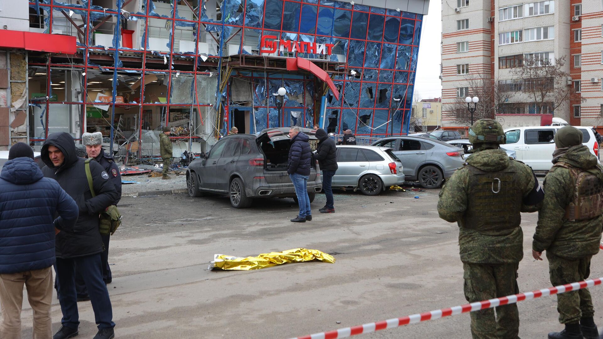 Торговый центр, в котором находятся магазин Магнит и аптека, поврежденный в результате ракетной атаки со стороны ВСУ по Белгороду - РИА Новости, 1920, 15.02.2024