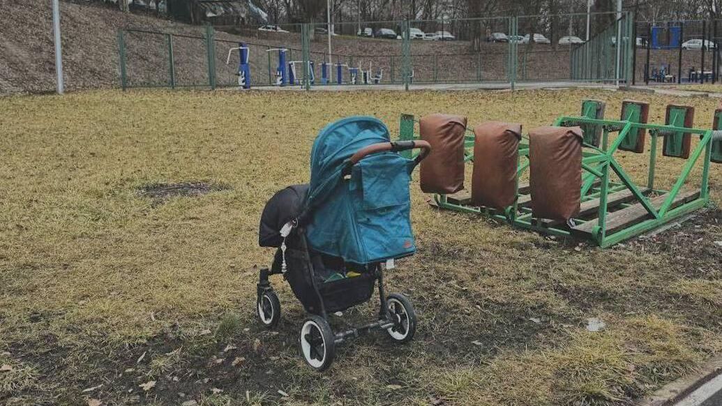 Коляска, в которой в Белгороде при обстреле погиб 4-месячный ребенок - РИА Новости, 1920, 15.02.2024