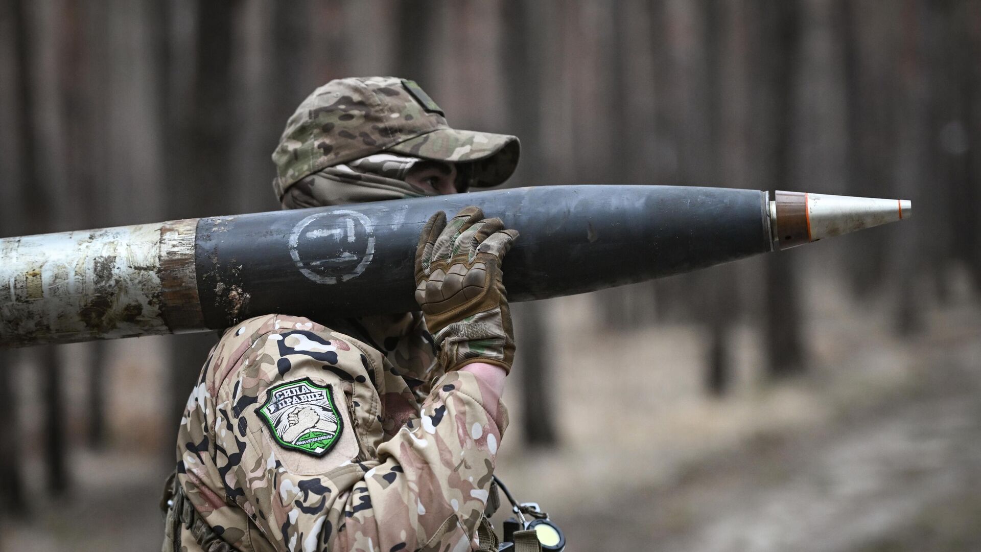 Военнослужащий ВС РФ переносит снаряд для РСЗО БМ-21 Град - РИА Новости, 1920, 26.03.2024