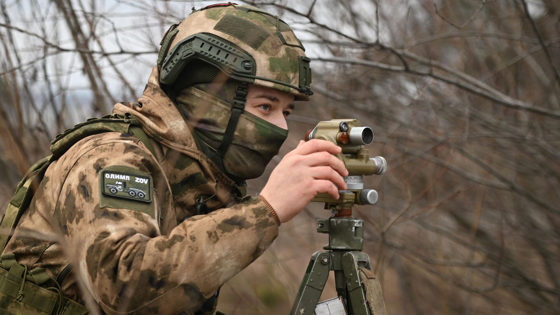 Военнослужащий ВС РФ выполняет ориентацию батареи для ведения огня по позициям ВСУ. Архивное фото - РИА Новости, 1920, 18.03.2024