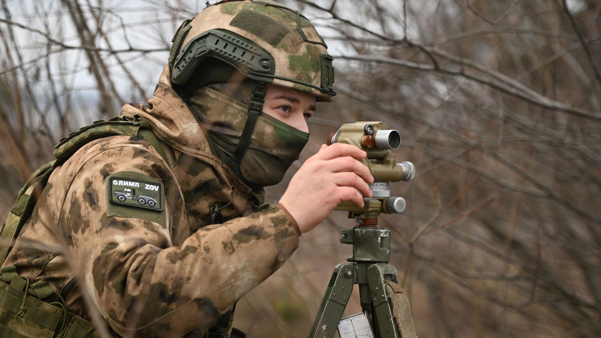 Военнослужащий ВС РФ выполняет ориентацию батареи для ведения огня по позициям ВСУ. Архивное фото - РИА Новости, 1920, 18.03.2024