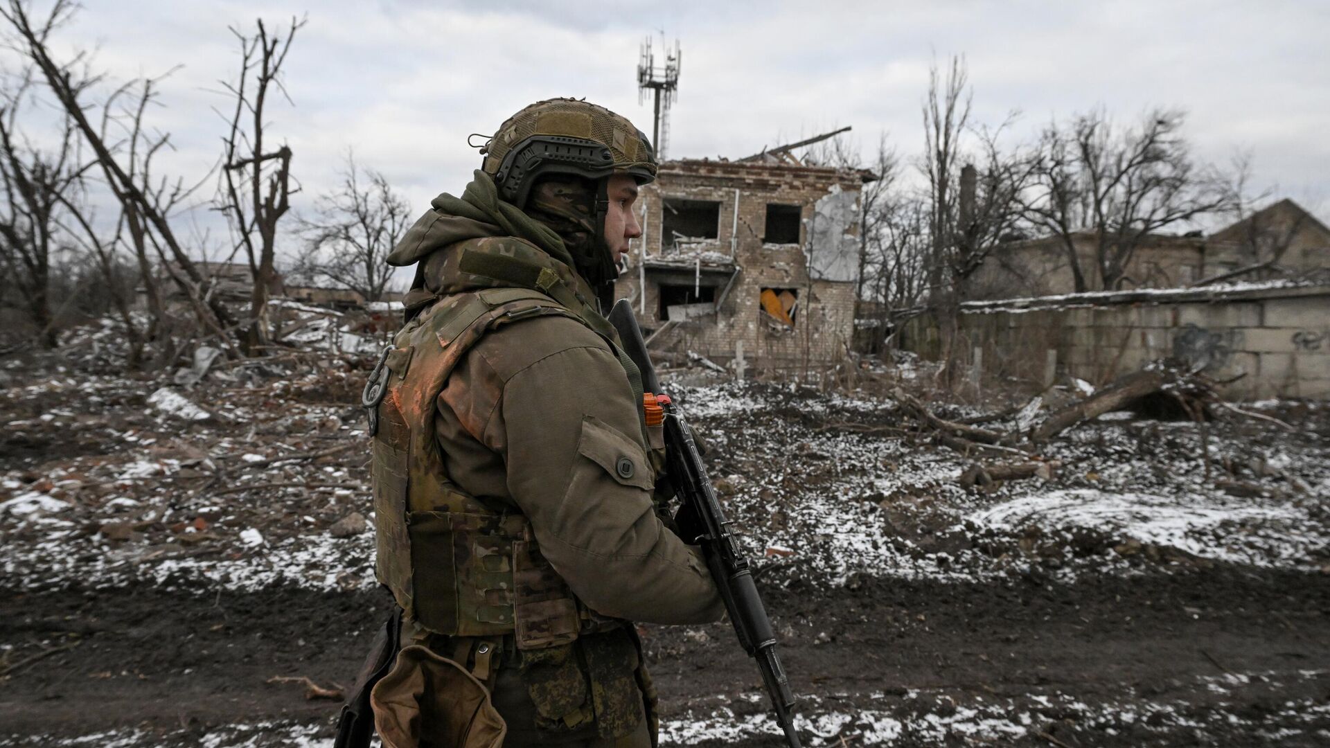 Военнослужащий Центрального военного округа на территории освобожденной Авдеевки - РИА Новости, 1920, 21.02.2024