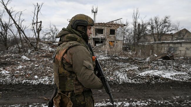 Военнослужащий Центрального военного округа на территории освобожденной Авдеевки