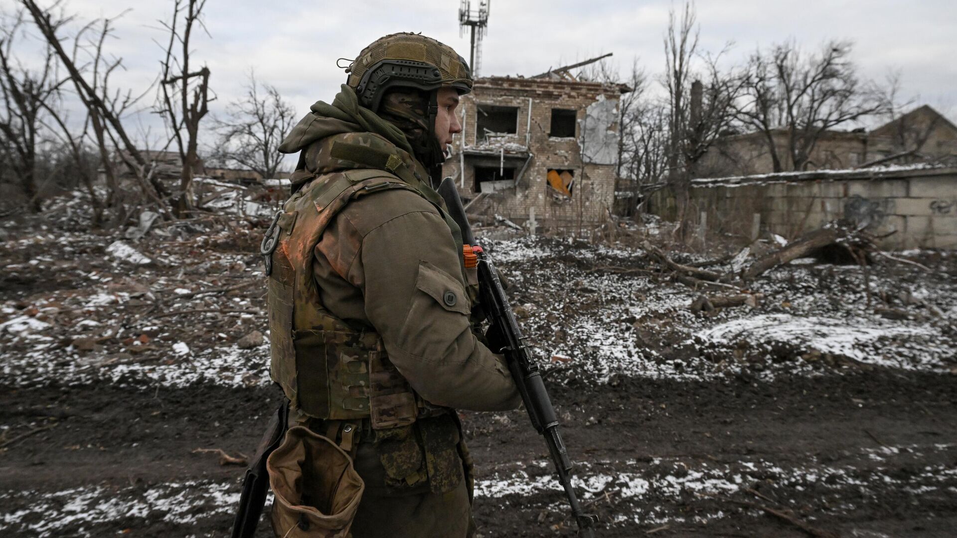 Военнослужащий Центрального военного округа на территории освобожденной Авдеевки - РИА Новости, 1920, 21.02.2024