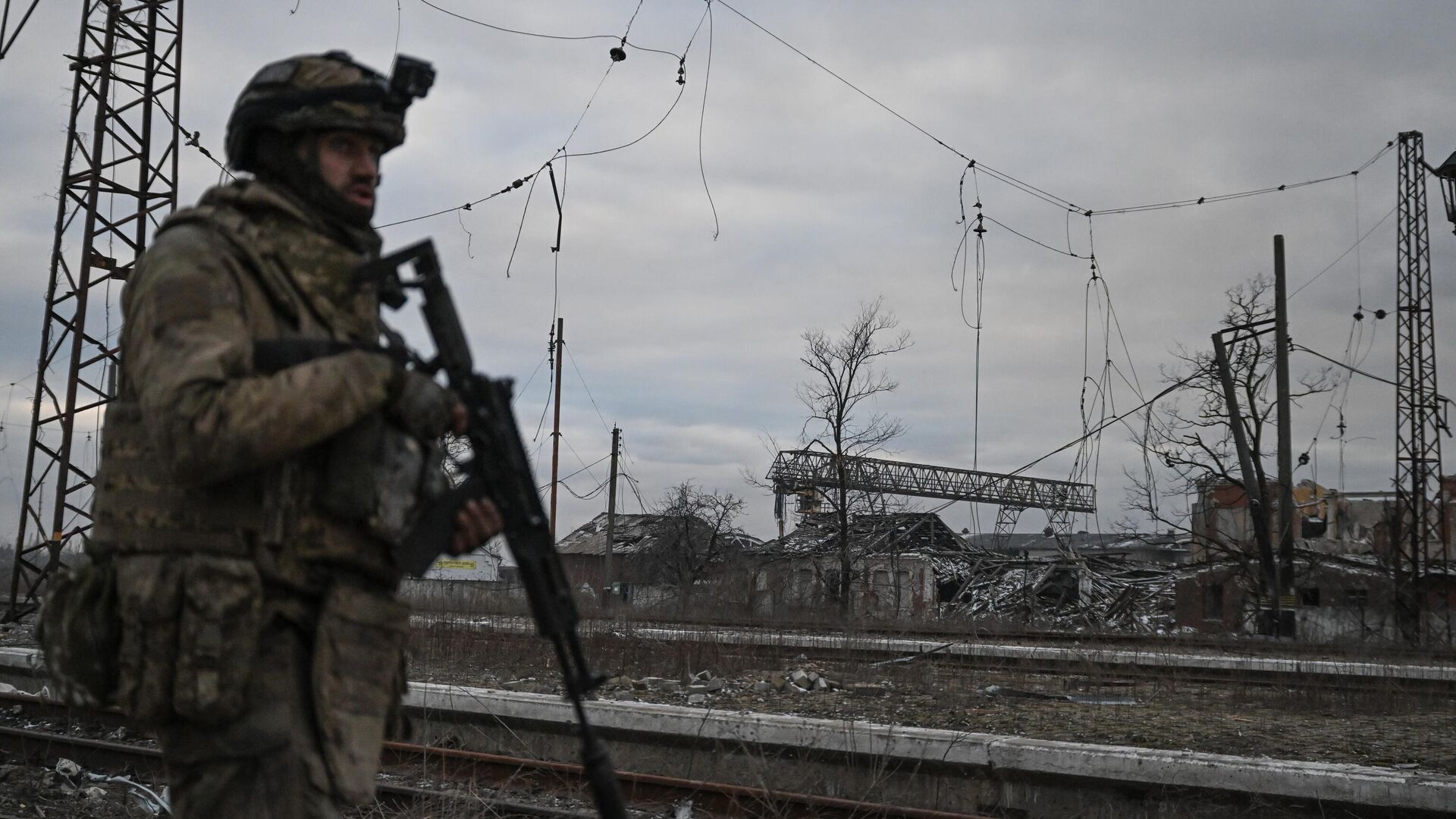 Военнослужащий Центрального военного округа на территории освобожденной Авдеевки - РИА Новости, 1920, 20.02.2024