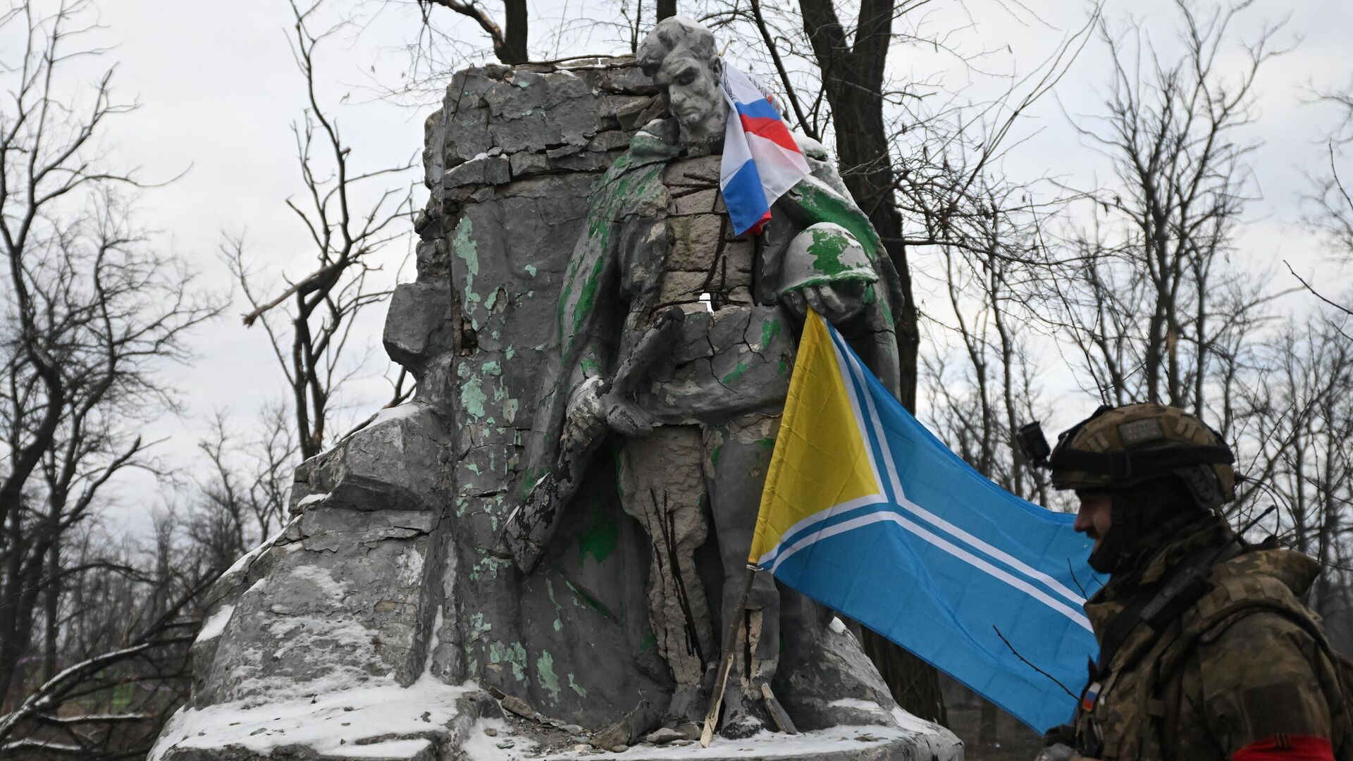 Военнослужащий Центрального военного округа возле памятника в городском парке на территории освобожденной Авдеевки. Архивное фото - РИА Новости, 1920, 20.02.2024