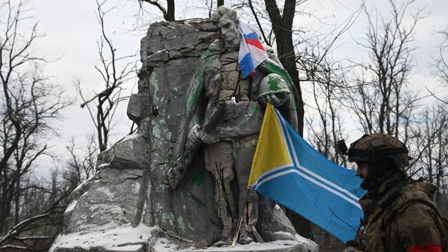 Военнослужащий Центрального военного округа возле памятника в городском парке на территории освобожденной Авдеевки. Архивное фото