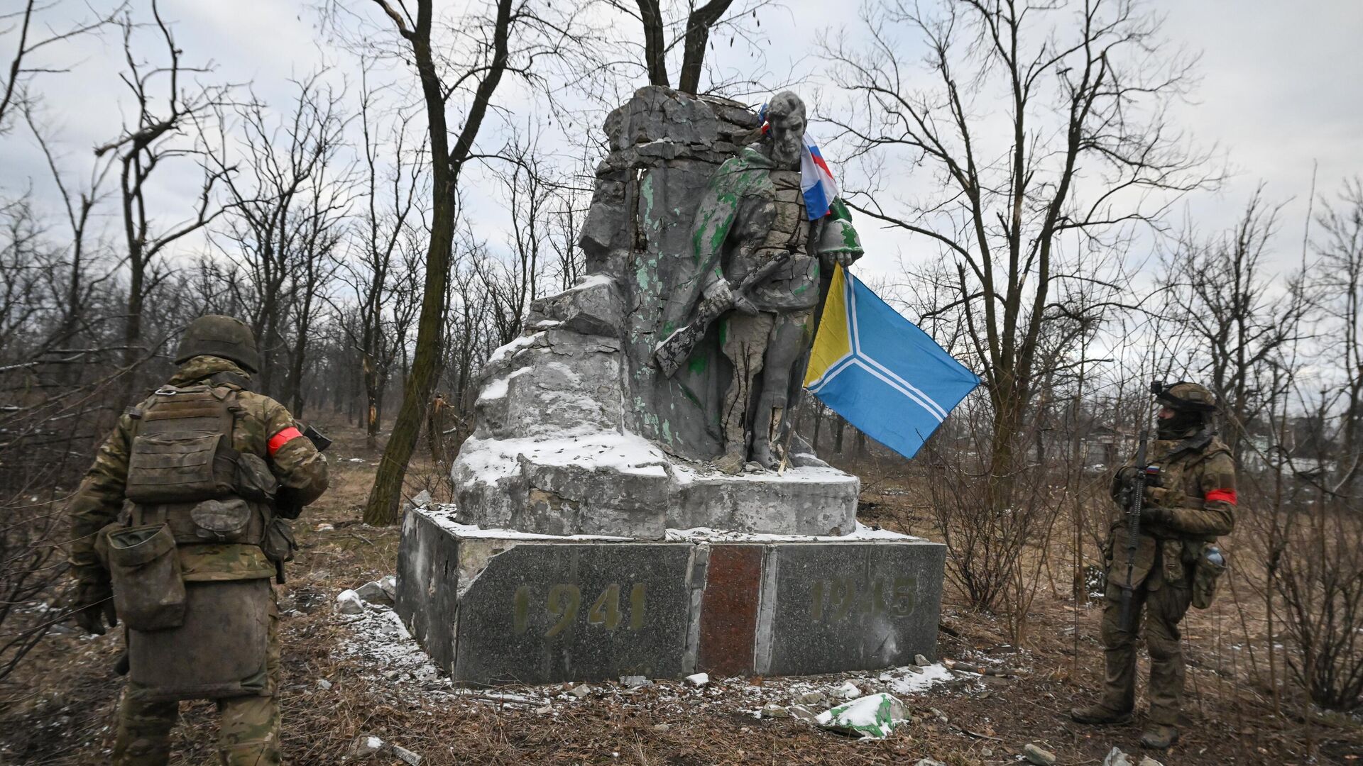 Военнослужащие Центрального военного округа возле памятника в городском парке на территории освобожденной Авдеевки. Архивное фото - РИА Новости, 1920, 21.02.2024