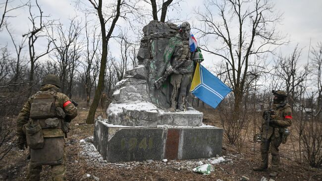 Военнослужащие Центрального военного округа возле памятника в городском парке на территории освобожденной Авдеевки. Архивное фото