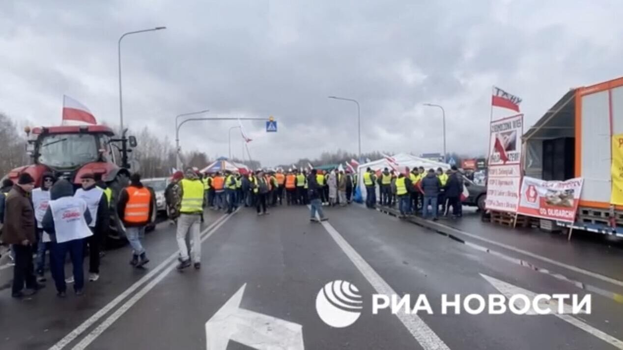 Протестующие польские фермеры перегораживают дорогу на границе с Украиной. Кадр видео - РИА Новости, 1920, 18.04.2024