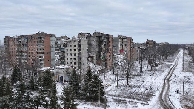 Разрушенные жилые дома на одной из улиц в Авдеевке. Стоп-кадр видео. Архив.