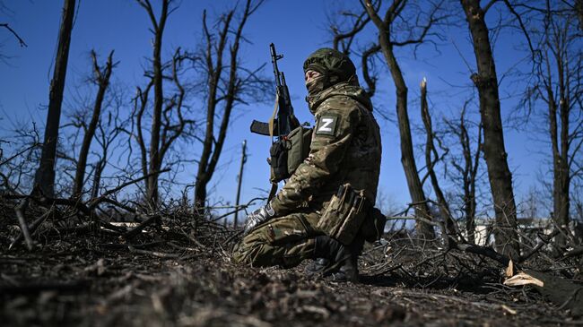 Боец мотострелковой бригады Центрального военного округа на зачистке Авдеевки Донецкой народной республики. Архивное фото