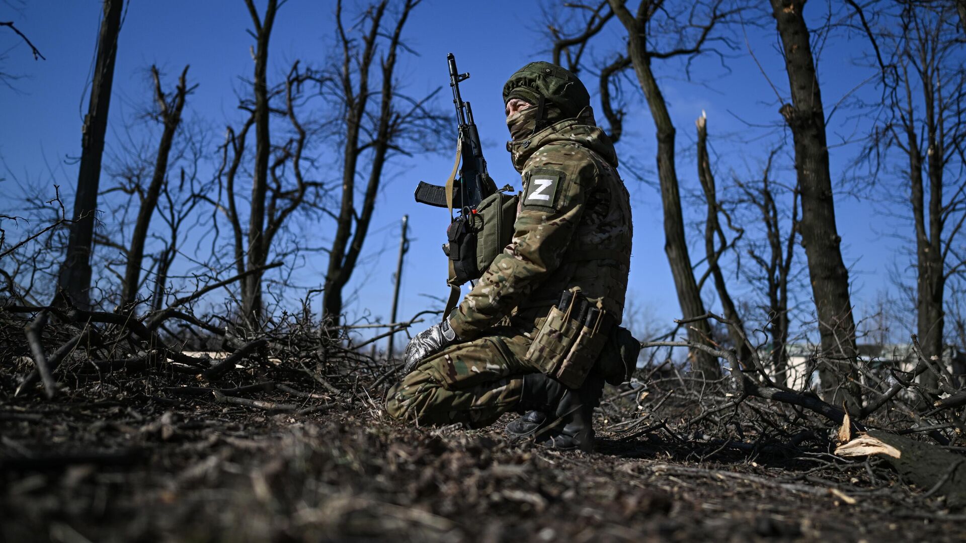 Боец мотострелковой бригады Центрального военного округа на зачистке Авдеевки Донецкой народной республики. Архивное фото - РИА Новости, 1920, 22.02.2024