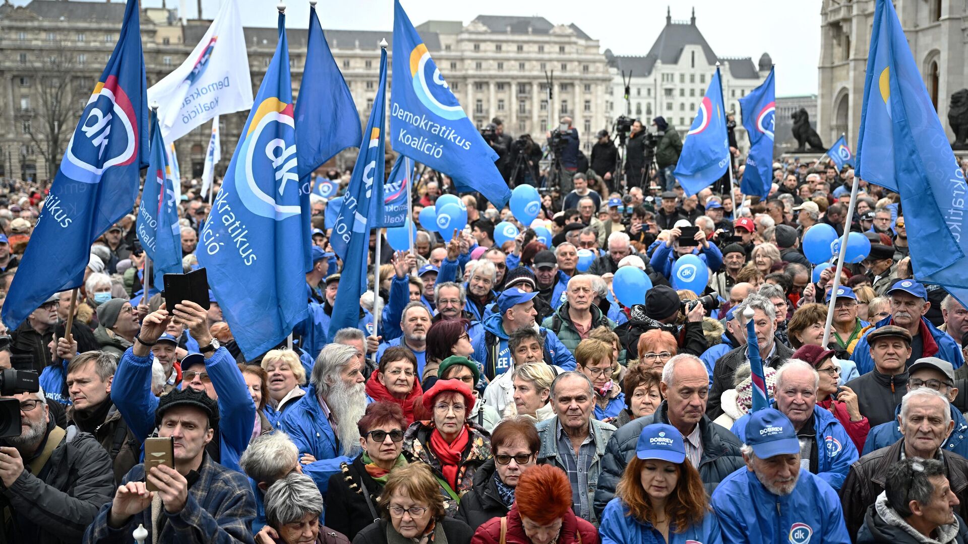 Участники акции протеста с требованием прямых президентских выборов в Будапеште, Венгрия - РИА Новости, 1920, 25.02.2024