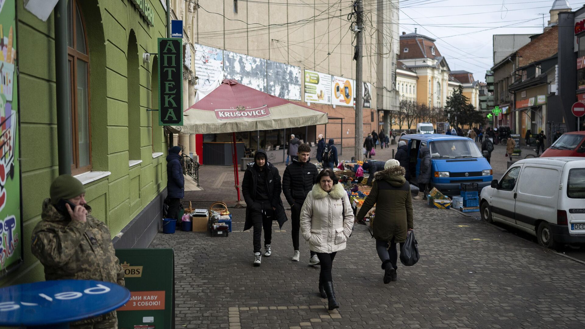 Люди гуляют по центру города Беречево в Закарпатской области Украины - РИА Новости, 1920, 09.03.2024