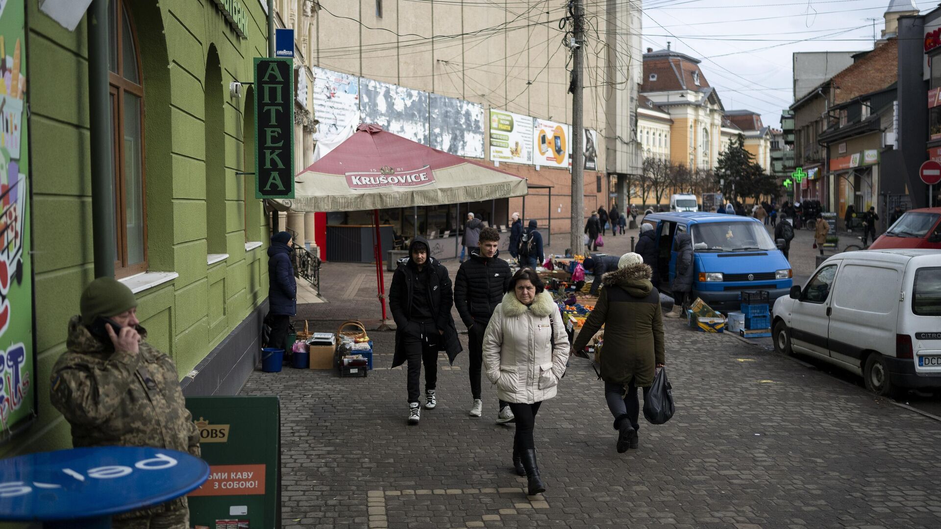 Люди гуляют по центру города Беречево в Закарпатской области Украины - РИА Новости, 1920, 09.03.2024