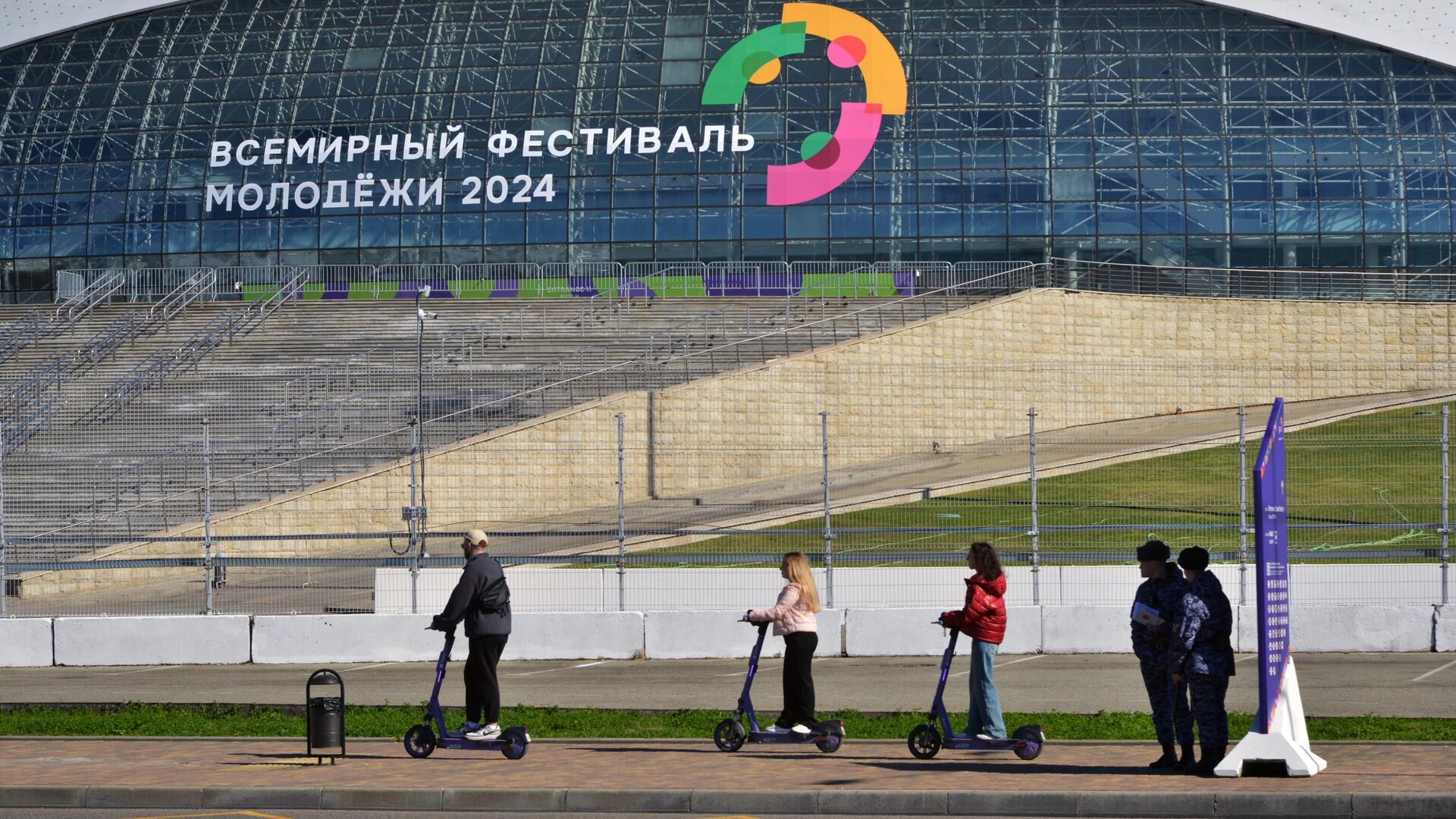 Прохожие рядом с федеральной территорией Сириус во время подготовки ко Всемирному фестивалю молодежи в Сочи - РИА Новости, 1920, 29.02.2024