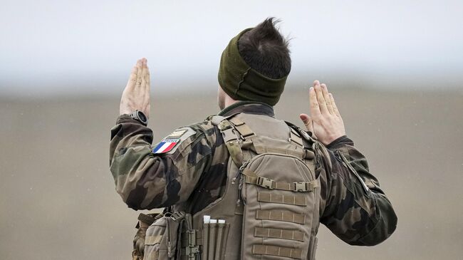 Французский военный во время учений