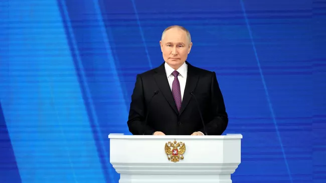 Президент РФ Владимир Путин выступает с ежегодным посланием Федеральному собранию