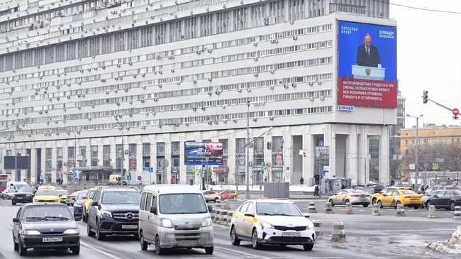 Трансляция ежегодного послания президента РФ Владимира Путина к Федеральному Собранию на медиафасаде дома на Большой Тульской улице, 2 в Москве