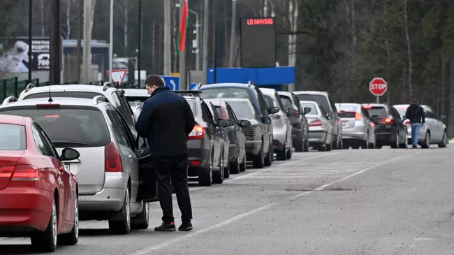 Автомобили на контрольно-пропускном пункте Котловка на белорусско-литовской границе. Архивное фото