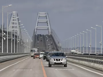Автомобили на Крымском мосту