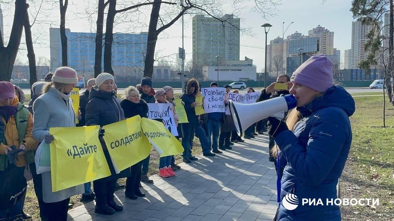 Акция протеста против условий мобилизации у здания одного из военкоматов в Киеве  - РИА Новости, 1920, 01.03.2024