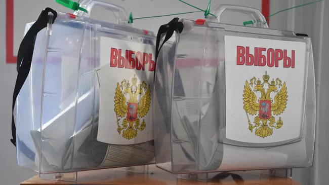 Урны для выездного голосования на избирательном участке