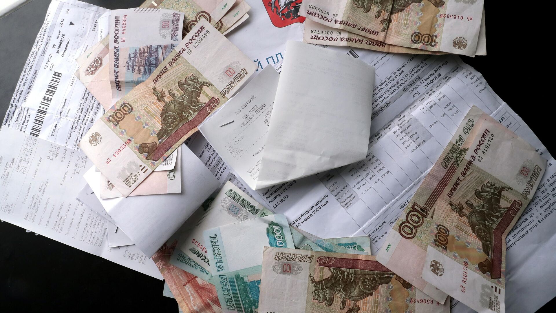 Денежные купюры и квитанции за оплату коммунальных услуг - РИА Новости, 1920, 07.10.2025