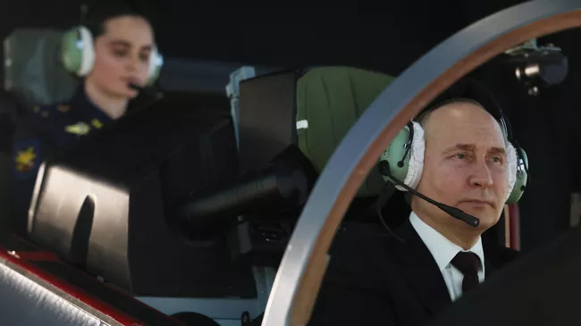 Президент РФ Владимир Путин на учебном тренажере в Краснодарском высшем военном авиационном училище летчиков имени Героя Советского Союза А. К. Серова