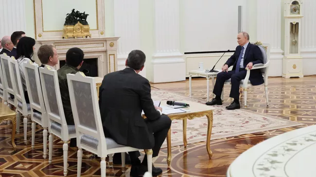 Президент РФ Владимир Путин встречается с победителями конкурса управленцев Лидеры России. Архивное фото