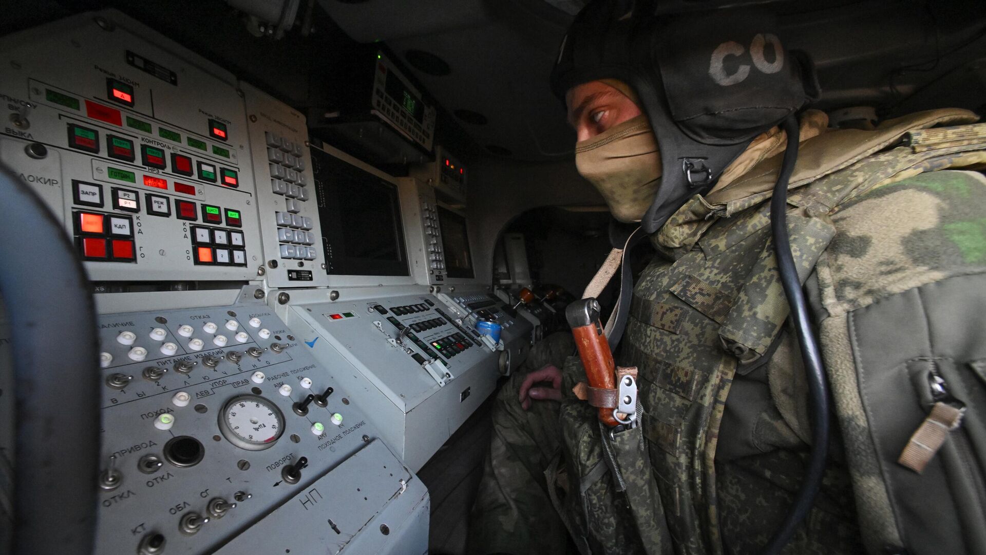 Военнослужащий зенитно-ракетного дивизиона ЦВО управляет зенитным ракетным комплексом БУК М3 на СВО - РИА Новости, 1920, 06.08.2024