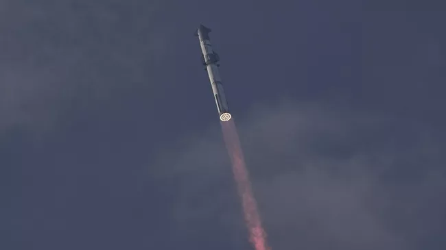 Космический корабль SpaceX Starship после старта в штате Техас