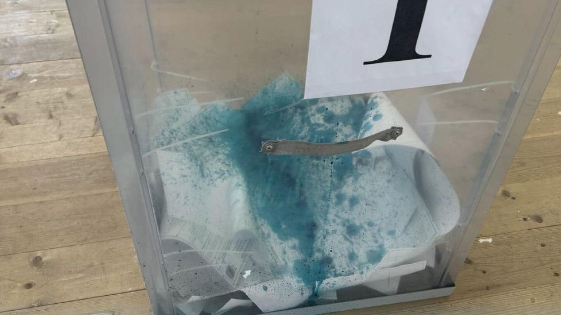 Пенсионерка вылила зеленку в урну для бюллетеней на зеленоградском избирательном участке №151  - РИА Новости, 1920, 16.03.2024