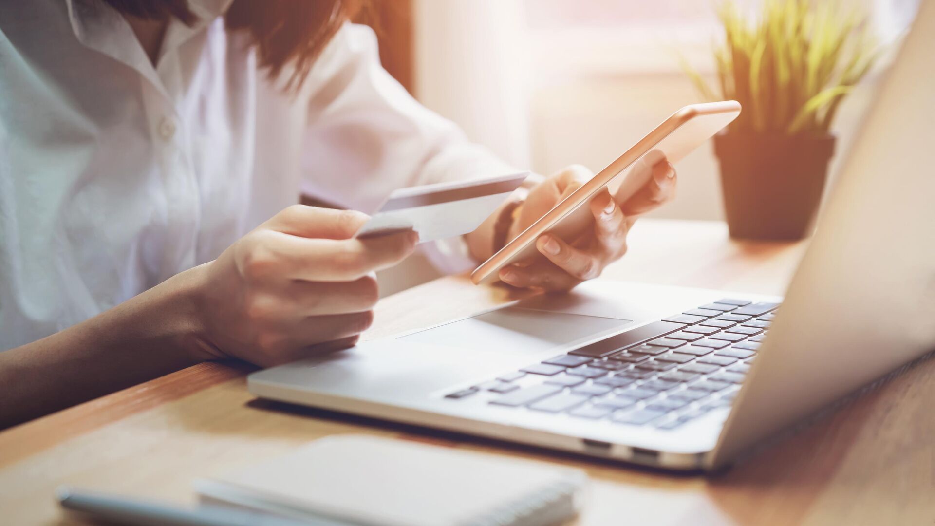 Девушка с ноутбуком и банковской картой - РИА Новости, 1920, 13.03.2025