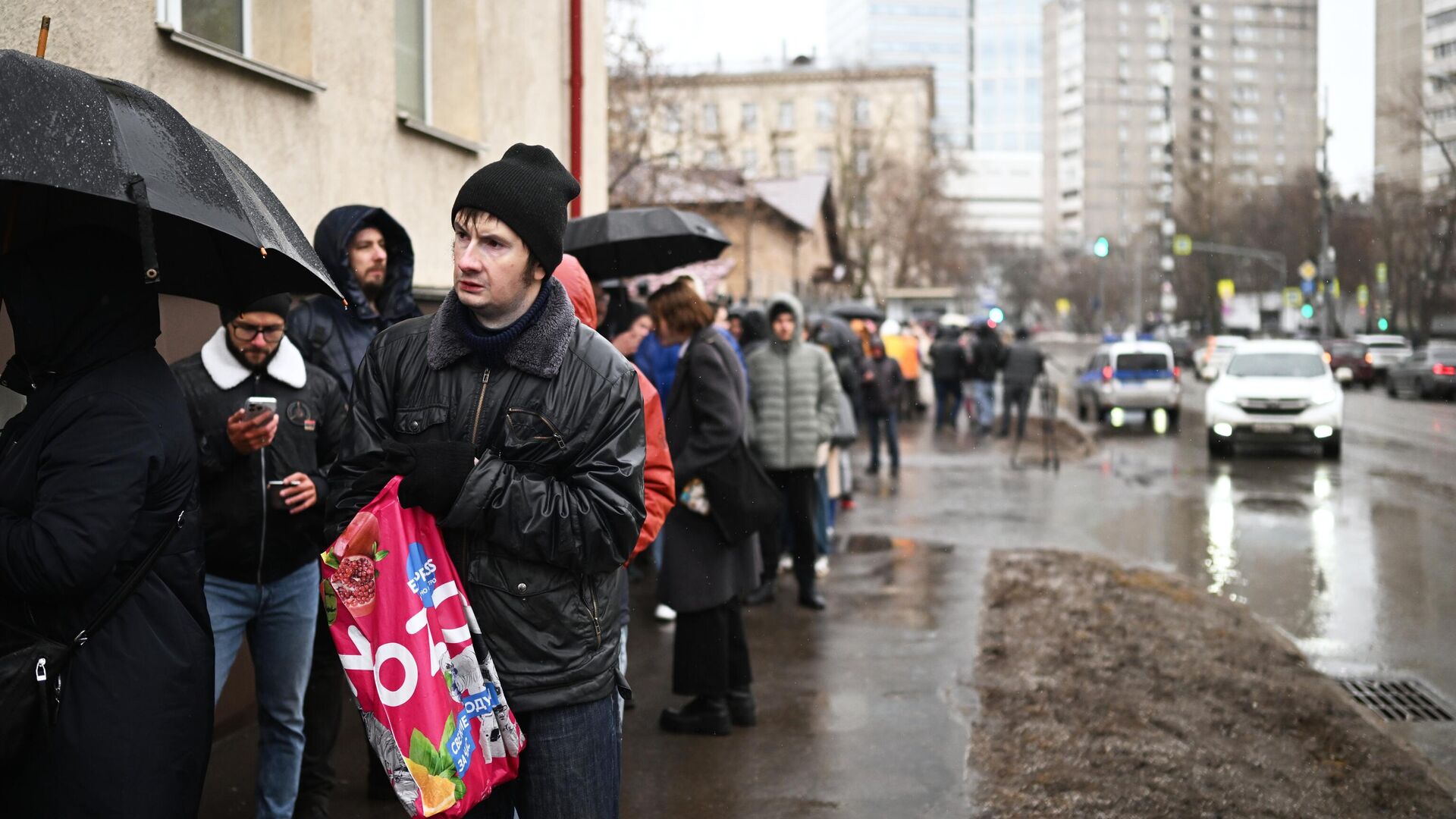 Люди стоят в очереди на один из пунктов сдачи донорской крови в Москве для пострадавших в результате теракта в Крокус Сити Холле - РИА Новости, 1920, 25.03.2024