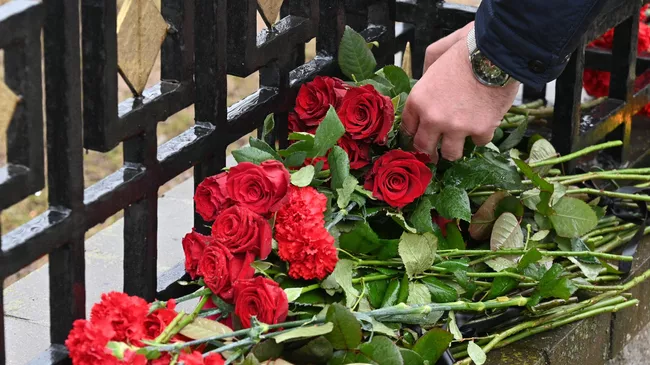 Цветы в память о жертвах теракта в подмосковном Крокус Сити Холле