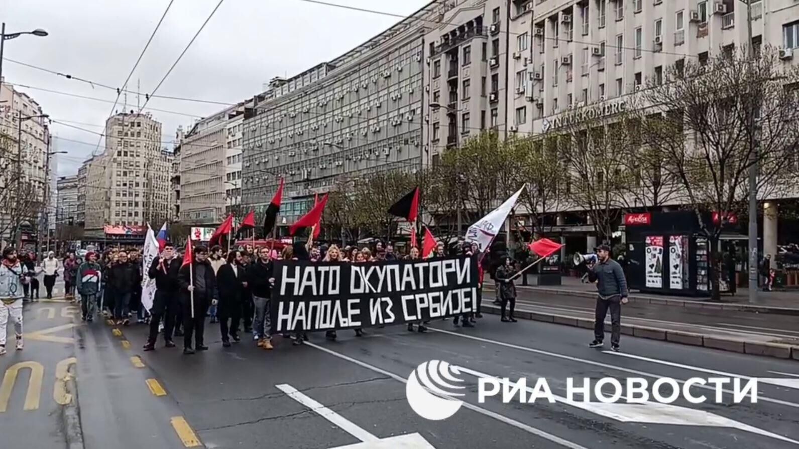 Участники митинга в 25-ю годовщину бомбардировок НАТО Союзной Республики Югославии в Белграде. Кадр видео - РИА Новости, 1920, 24.03.2024