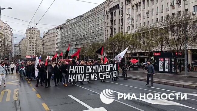 Участники митинга в 25-ю годовщину бомбардировок НАТО Союзной Республики Югославии в Белграде. Кадр видео