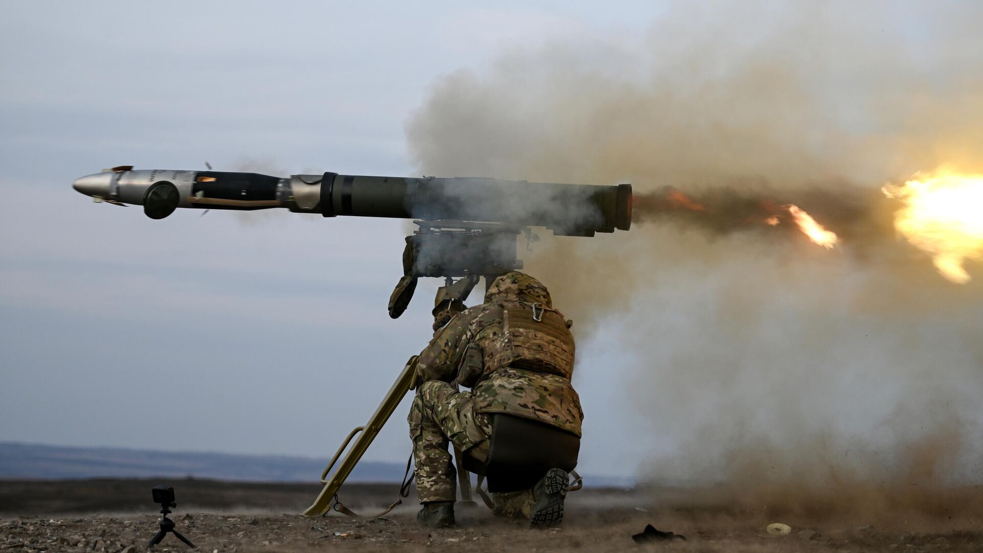 Военнослужащий ВС РФ  производит стрельбу из противотанкового ракетного комплекса - РИА Новости, 1920, 05.08.2024