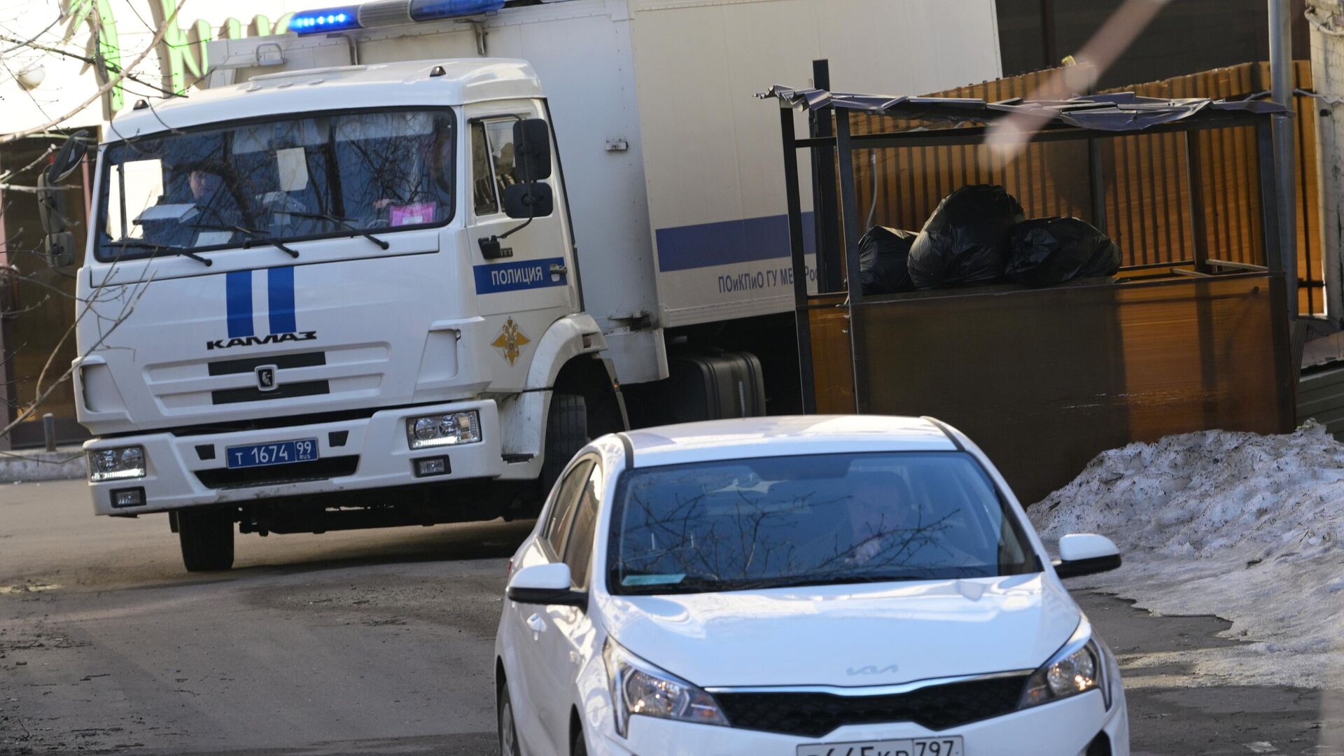 Автозак подъезжает к зданию Басманного суда Москвы, где избрали меру пресечения обвиняемым в теракте в Крокус Сити Холл. Архивное фото - РИА Новости, 1920, 28.03.2024