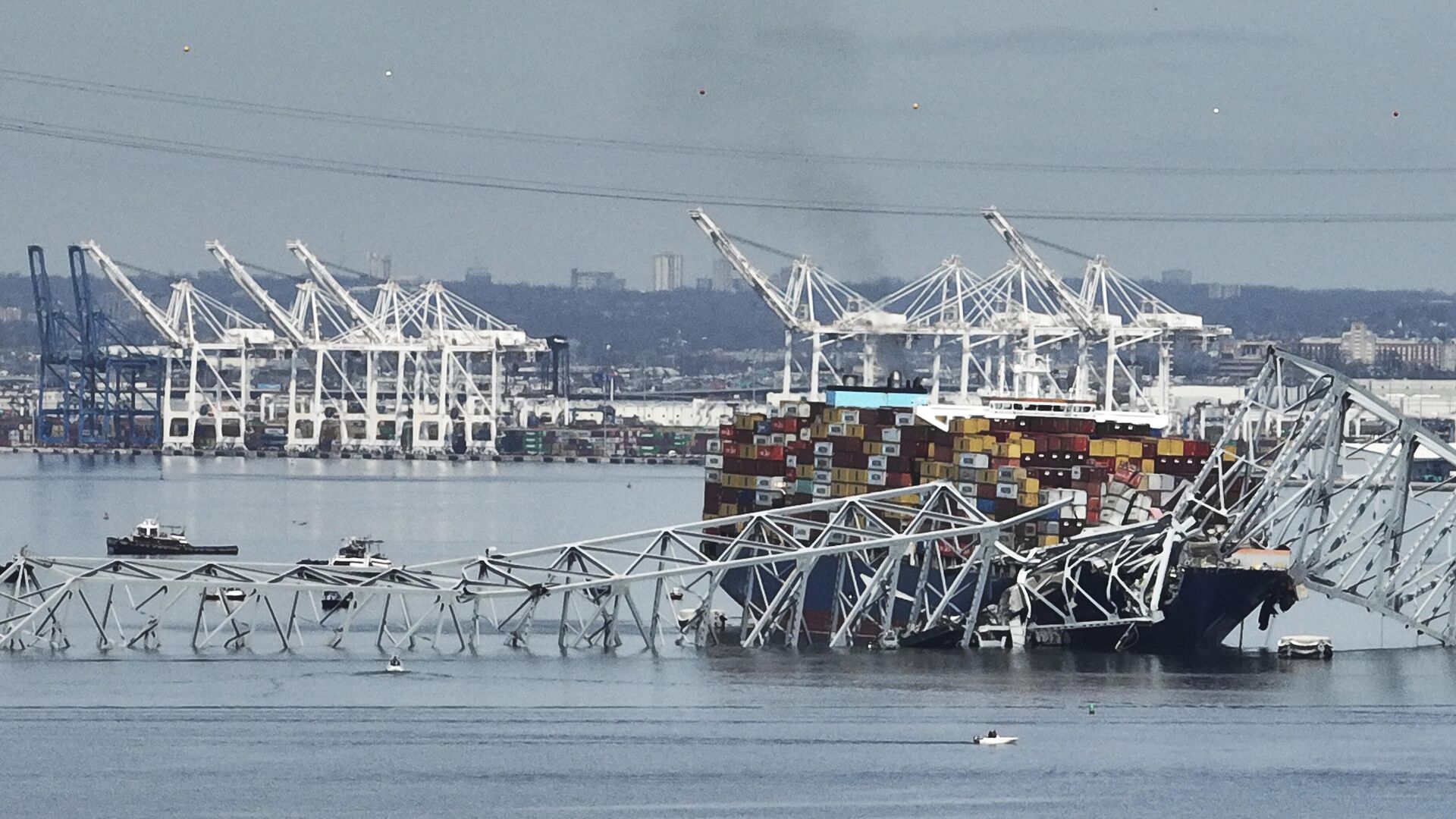 Грузовое судно на месте обрушения моста Key Bridge имени Фрэнсиса Скотта Ки в Балтиморе - РИА Новости, 1920, 27.03.2024