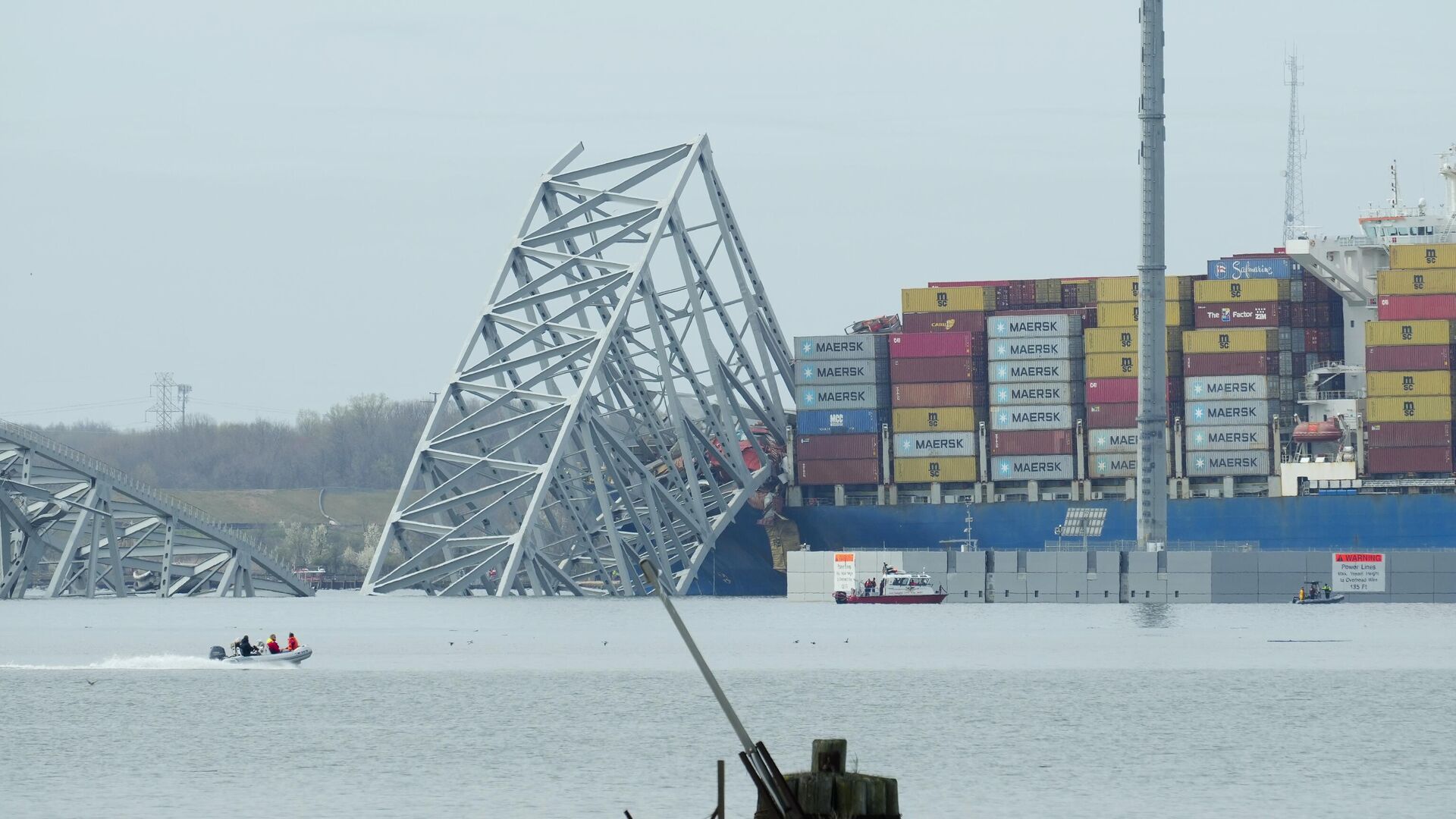 Грузовое судно на месте обрушения моста Key Bridge имени Фрэнсиса Скотта Ки в Балтиморе - РИА Новости, 1920, 27.03.2024