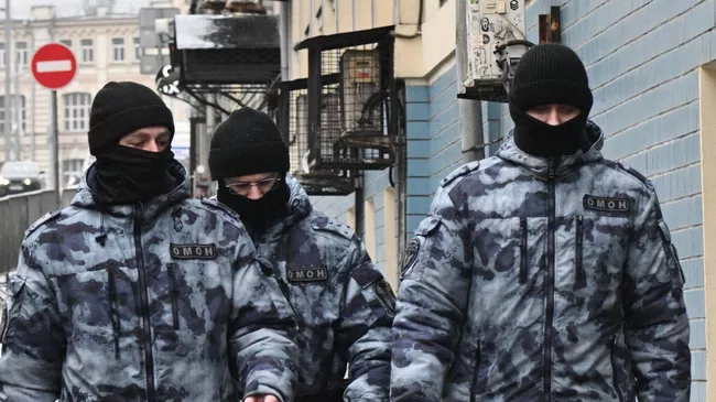 Сотрудники ОМОНа и полиции у Басманного суда Москвы, куда доставят подозреваемых в совершении теракта в подмосковном Крокус Сити Холле