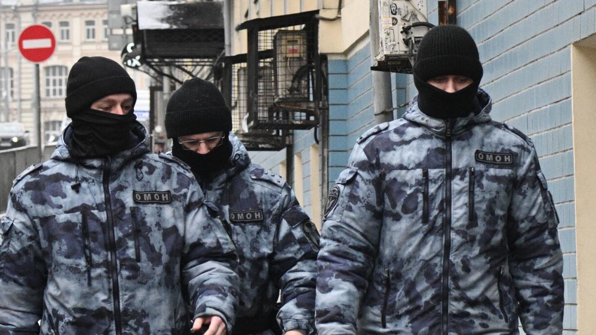 Сотрудники ОМОНа и полиции у Басманного суда Москвы, куда доставят подозреваемых в совершении теракта в подмосковном Крокус Сити Холле - РИА Новости, 1920, 29.03.2024